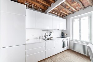 Kjøleskap, ovn, kokeplater og oppvaskmaskin