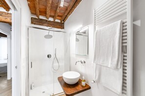 Dusche, kostenlose Toilettenartikel, Haartrockner, Bidet