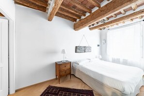 3 soverom, skrivebord, strykejern/-brett og wi-fi