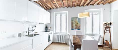 Fridge, oven, stovetop, dishwasher