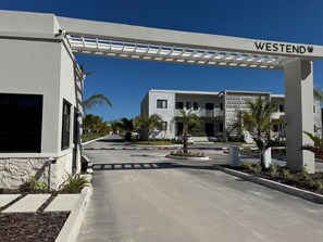 Un bâtiment moderne doté d’une entrée couverte portant l’inscription « WESTEND ».