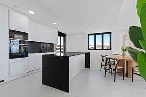 Fridge, microwave, oven, dishwasher - AZATA DELMARE 2462 CASARES ESTEPONA (Manilva)