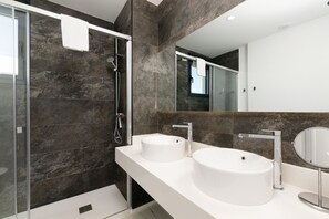 Dusche, Haartrockner, Handtücher