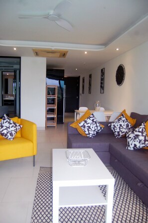 Living room - Twin Sands Private Apartment, Phuket (Patong)