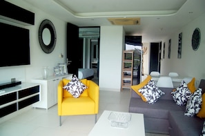Condo, 1 Bedroom, Accessible, Smoking | Living room