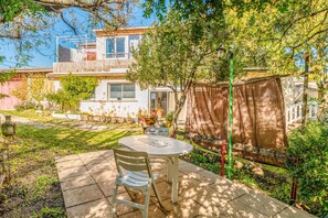 Outdoor dining - Holiday Home 'Gîte - Le Samiege' with Private Terrace, Shared Garden & Wi-Fi (Goudargues)