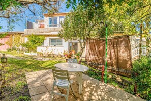 Outdoor dining - Holiday Home 'Gîte - Le Samiege' with Private Terrace, Shared Garden & Wi-Fi (Goudargues)