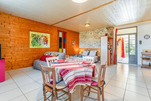 Interior - Holiday Home 'Gîte - Le Samiege' with Private Terrace, Shared Garden & Wi-Fi (Goudargues)