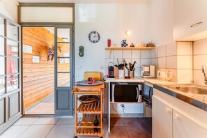 Fridge, microwave, oven, stovetop - Holiday Home 'Gîte - Le Samiege' with Private Terrace, Shared Garden & Wi-Fi (Goudargues)