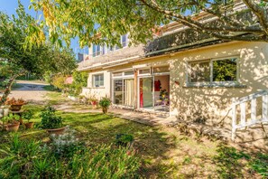 Exterior - Holiday Home 'Gîte - Le Samiege' with Private Terrace, Shared Garden & Wi-Fi (Goudargues)