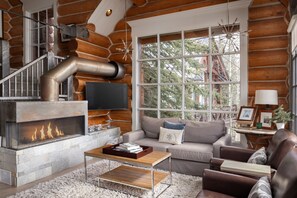 Smart-TV, peis, bøker og stereoanlegg