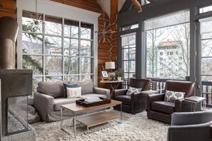 Smart-TV, peis, bøker og stereoanlegg