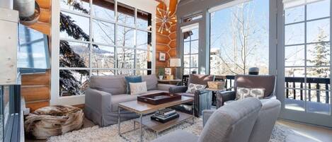 Una Smart TV, una chimenea, libros, un reproductor estéreo