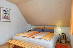 2 bedrooms, iron/ironing board, WiFi, bed sheets - Holiday Apartment 'Ferienwohnung 2 Haus Schmiedeweg' with Private Terrace and Wi-Fi (Bad Krozingen)