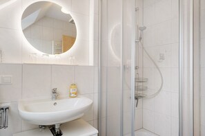 Dusche, kostenlose Toilettenartikel, Haartrockner, Handtücher