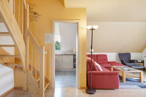 TV, stereo - Holiday Apartment 'Ferienwohnung 3 Haus Schmiedeweg' with Balcony and Wi-Fi (Bad Krozingen)
