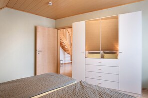 2 bedrooms, iron/ironing board, WiFi, bed sheets - Holiday Apartment 'Ferienwohnung 3 Haus Schmiedeweg' with Balcony and Wi-Fi (Bad Krozingen)