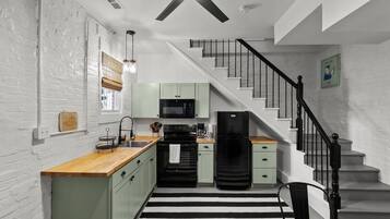 Een koelkast, een magnetron, een oven, een kookplaat