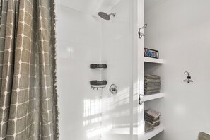 Serviettes fournies, savon, papier toilette