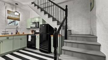 Een koelkast, een magnetron, een oven, een kookplaat