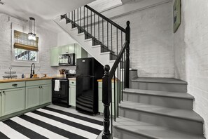 Een koelkast, een magnetron, een oven, een kookplaat