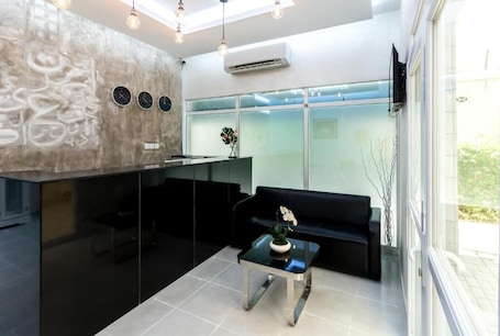 Recepción. Al Jisr Hotel