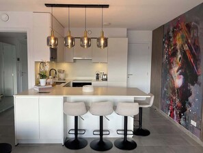 Réfrigérateur, micro-ondes, four, plaque de cuisson