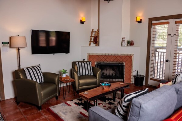 Télévision, cheminée