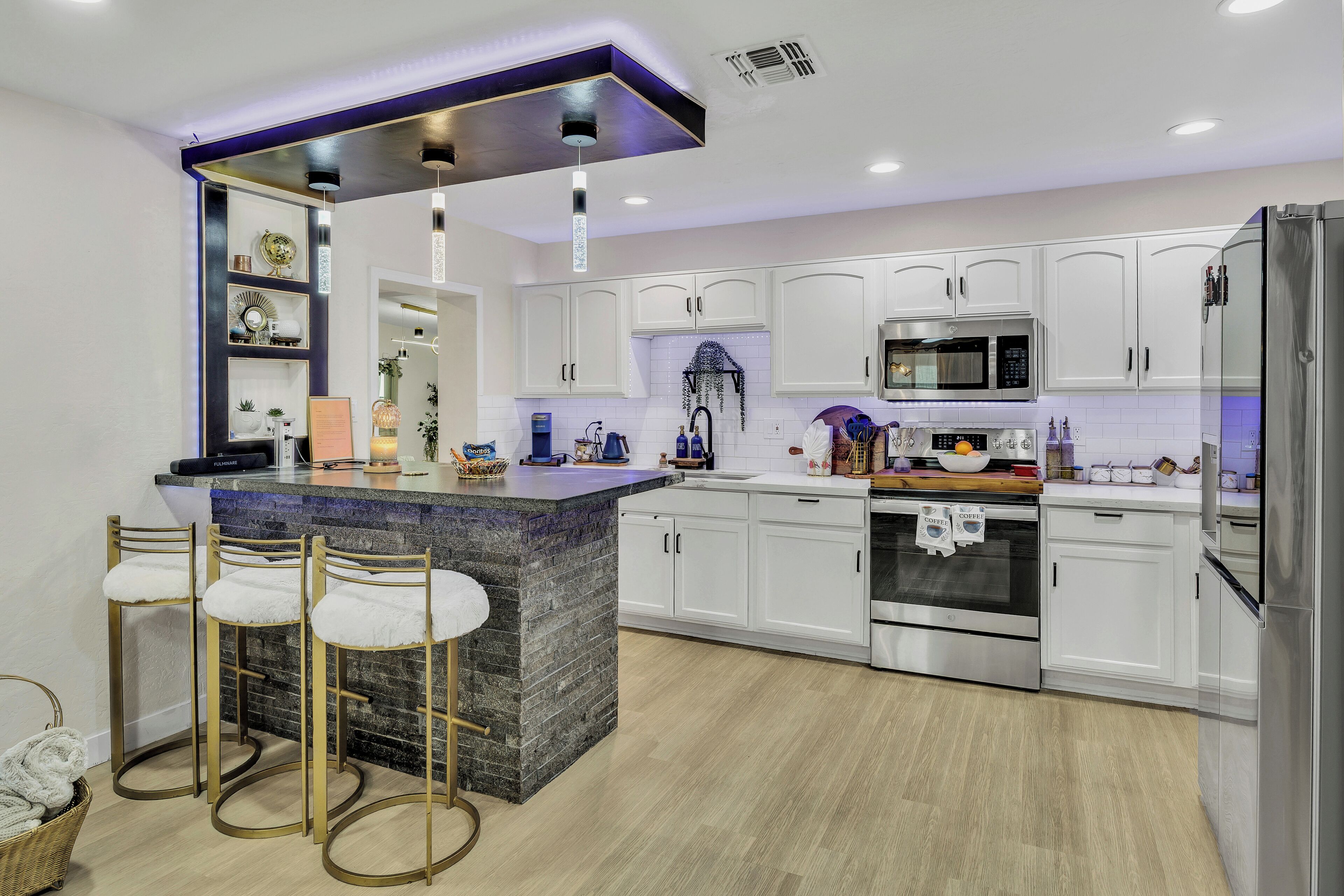 ثلاجة، ميكروويف، فرن، موقد طهي مسطح