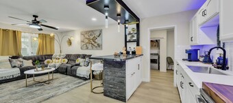 Modern 4BR Retreat w/ Pool in sunny Phoenix