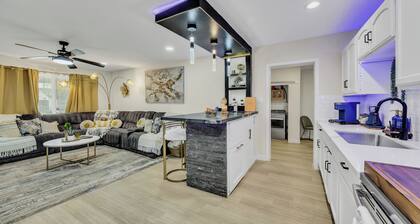 Modern 4BR Retreat w/ Pool in sunny Phoenix