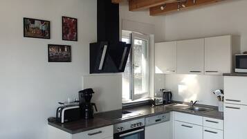 Een koelkast, een microgolfoven, een oven, een kookplaat