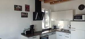 Réfrigérateur, four à micro-ondes, un four, surface de cuisson