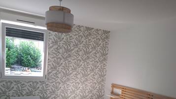 Een strijkplank/strijkijzer, internet, beddengoed