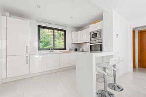 Refrigerador, microondas, horno, lavavajillas