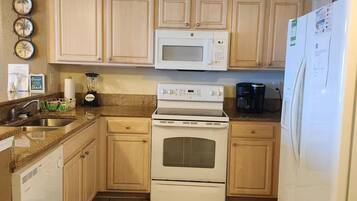 Kjøleskap, mikrobølgeovn, ovn og kokeplater