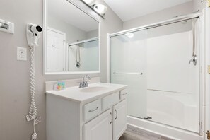 Shower, jetted bath, hair dryer, towels