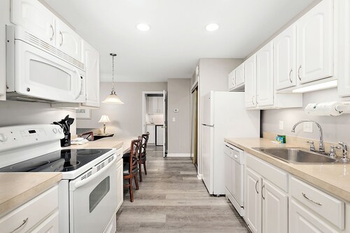 2BR Villa with Private Hot Tub & Resort Perks