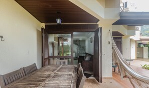 Basic Villa | Outdoor dining - Discover Comfort and Leisure 170 m From Ponta das Canas Beach - Mvcs (Florianópolis)