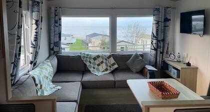 Cabin - Sleeps 4 - Pets Ok - Balcony - Parking