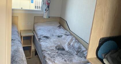 Cabin - Sleeps 4 - Pets Ok - Balcony - Parking