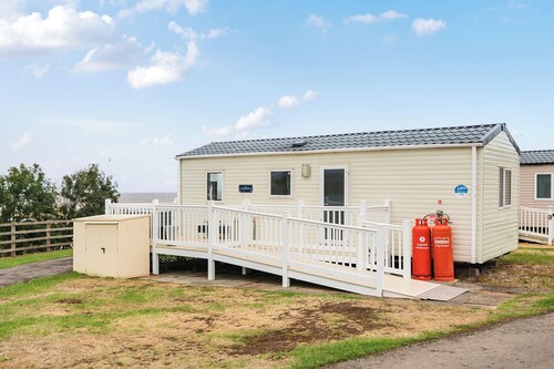 Cabin - Sleeps 4 - Pets Ok - Balcony - Parking