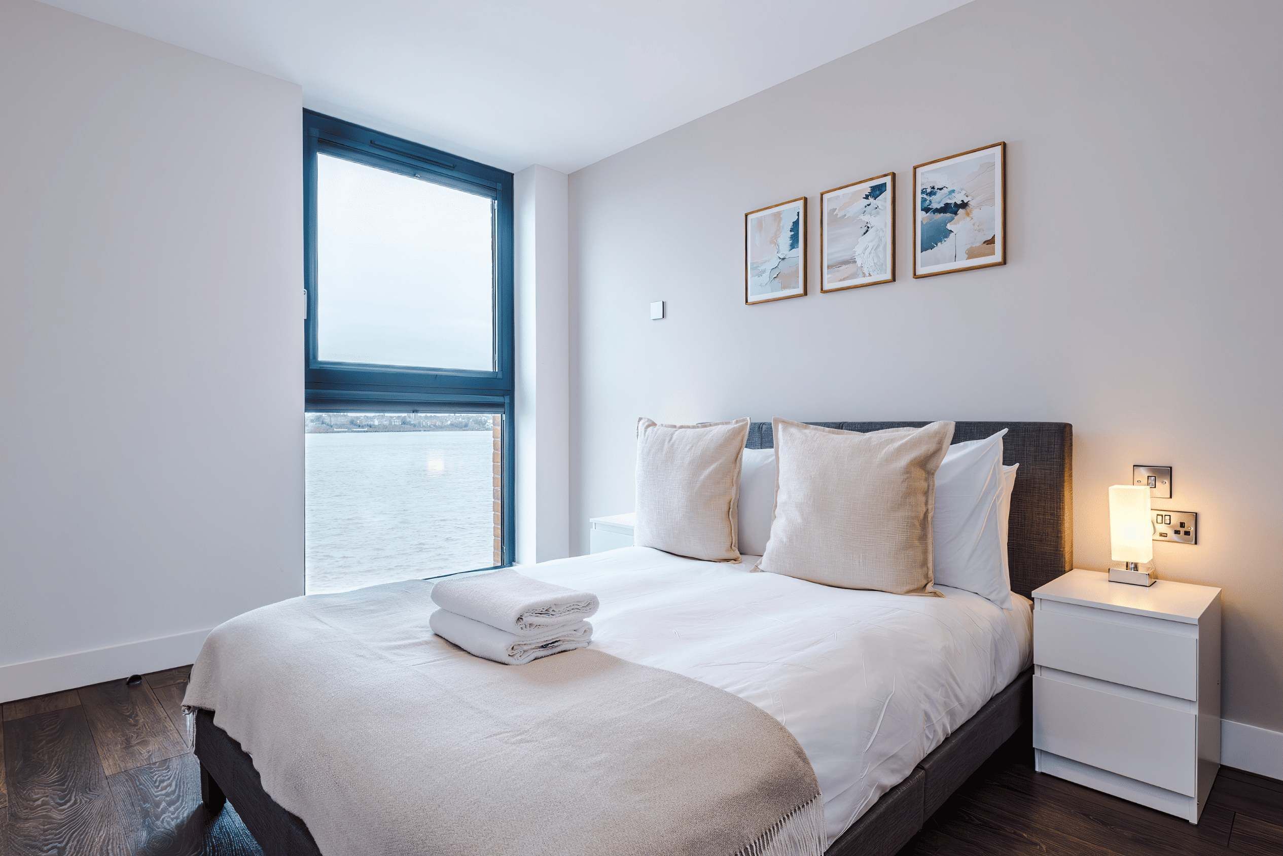 2 slaapkamers, een bureau, een strijkplank/strijkijzer, wifi