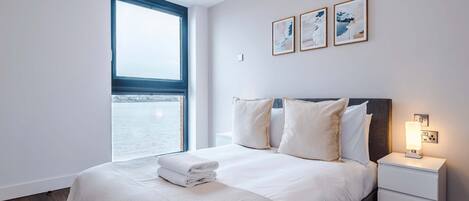 2 عدّة غرف نوم ومكتب ومكواة/لوح كي وواي فاي