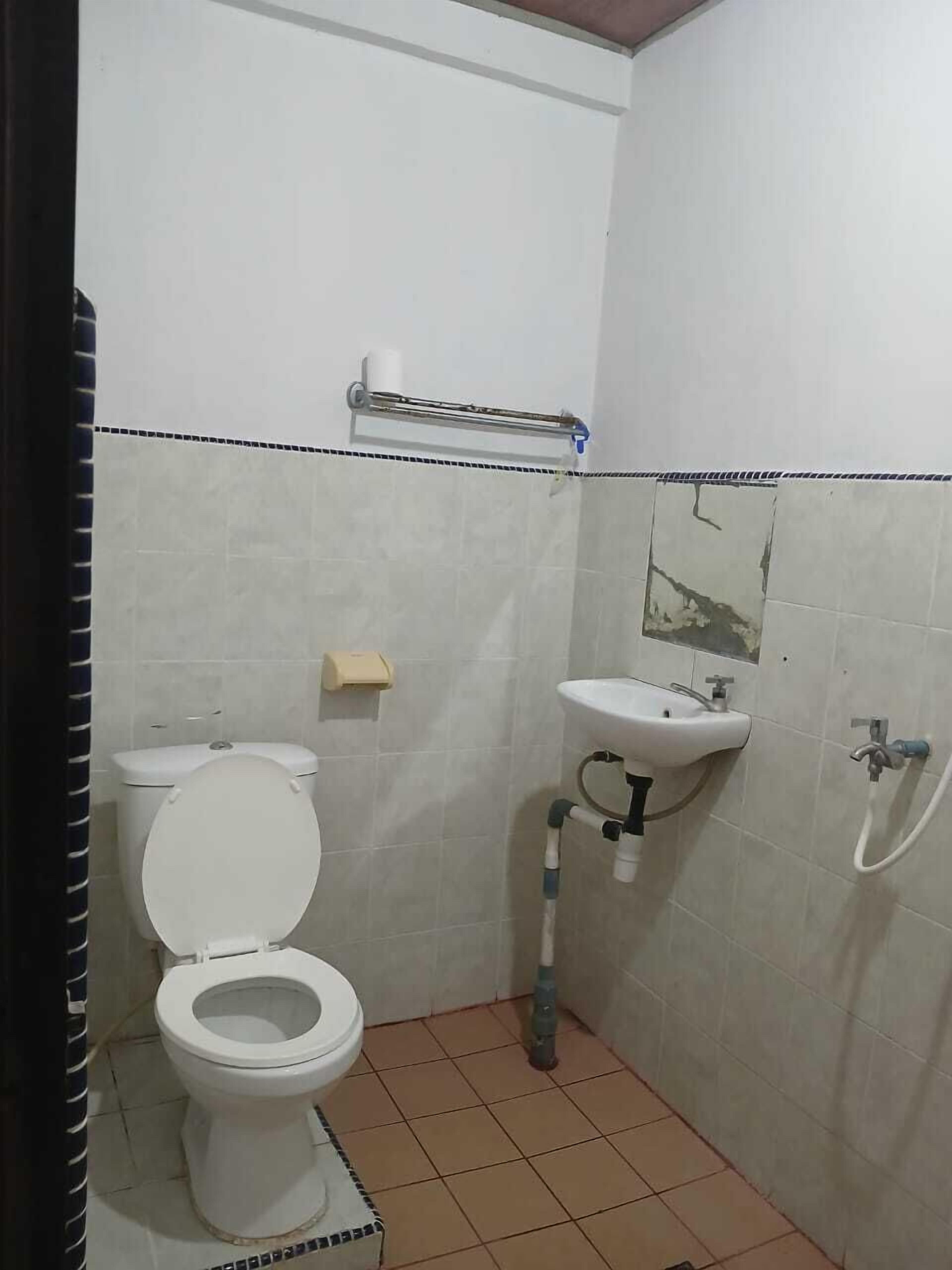 Comfort kamer, 1 twee- of 2 eenpersoonsbedden, balkon, uitzicht op oceaan | Badkamer | Een douche, handdoeken, zeep, toiletpapier
