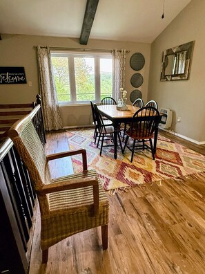 Dining - R&R cabin is a cozy 2-bedroom house in  Mammoth Spring with a Spring River view! (Mammoth Spring)