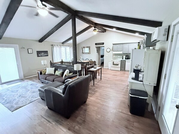 Smart TV - R&R cabin is a cozy 2-bedroom house in  Mammoth Spring with a Spring River view! (Mammoth Spring)