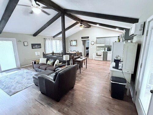 R&R is a cozy 2-bedroom home in Mammoth Spring with a view of the Spring River!