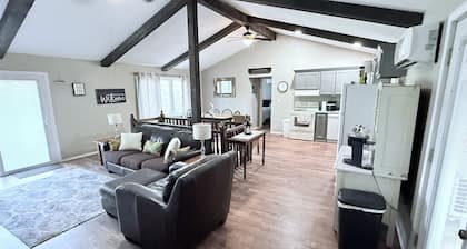 R&R is a cozy 2-bedroom home in Mammoth Spring with a view of the Spring River!