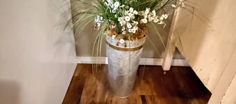 R&R cabin is a cozy 2-bedroom house in  Mammoth Spring with a Spring River view!